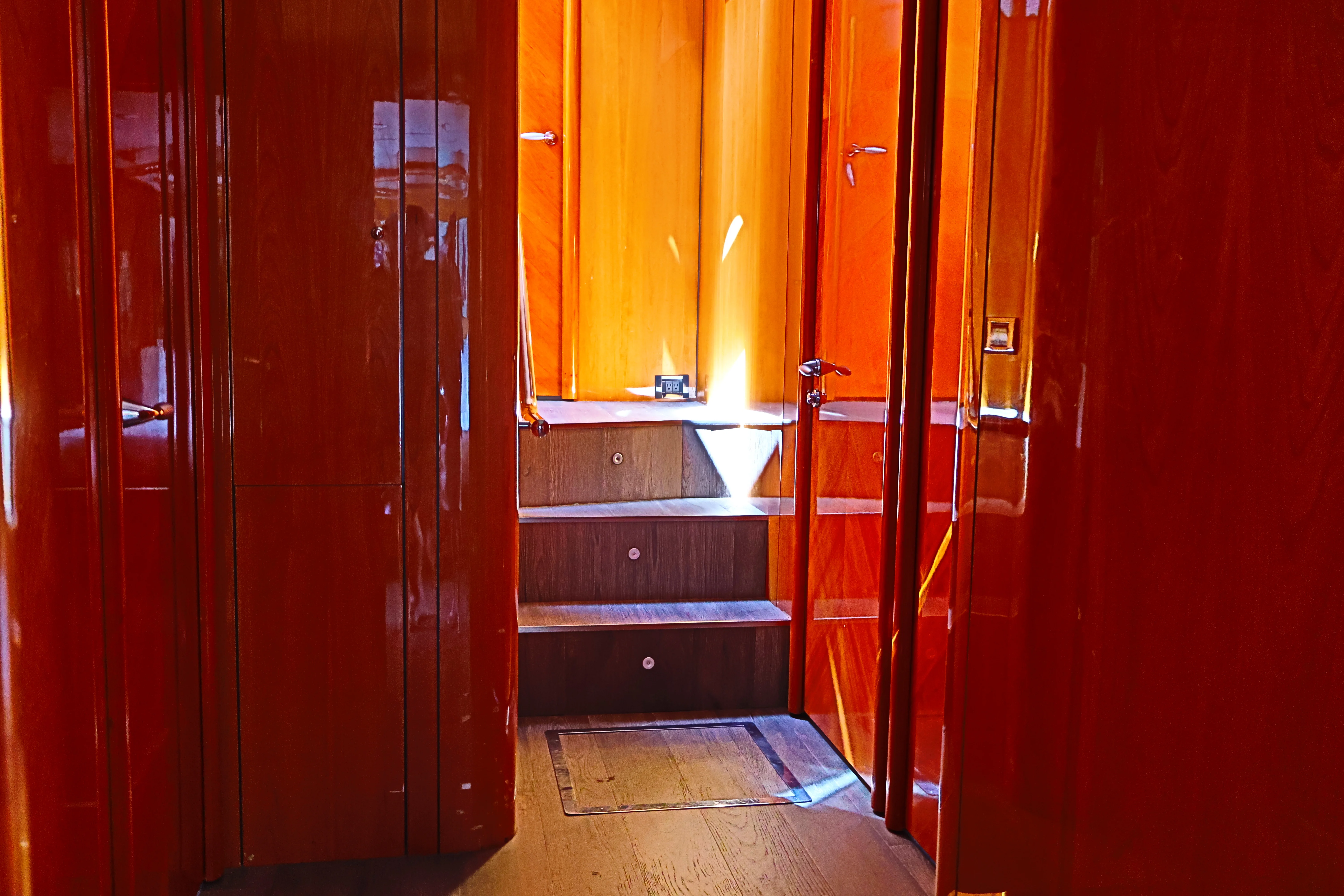 90ft Sunseeker Deep Blue hallway